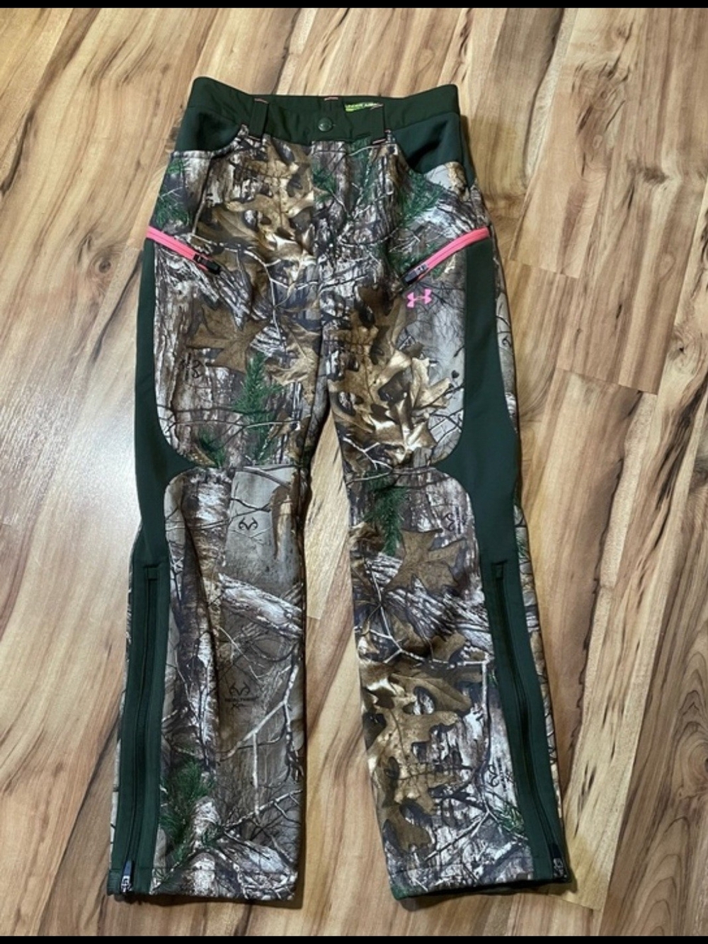 LIKE NEW! Under Armour Womens Realtree Camo Pants with Pink Trim